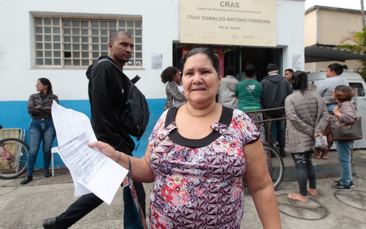 Laura Maria, 55 anos, tentou, sem sucesso, atualizar seu cadastro no CRAS de Realengo