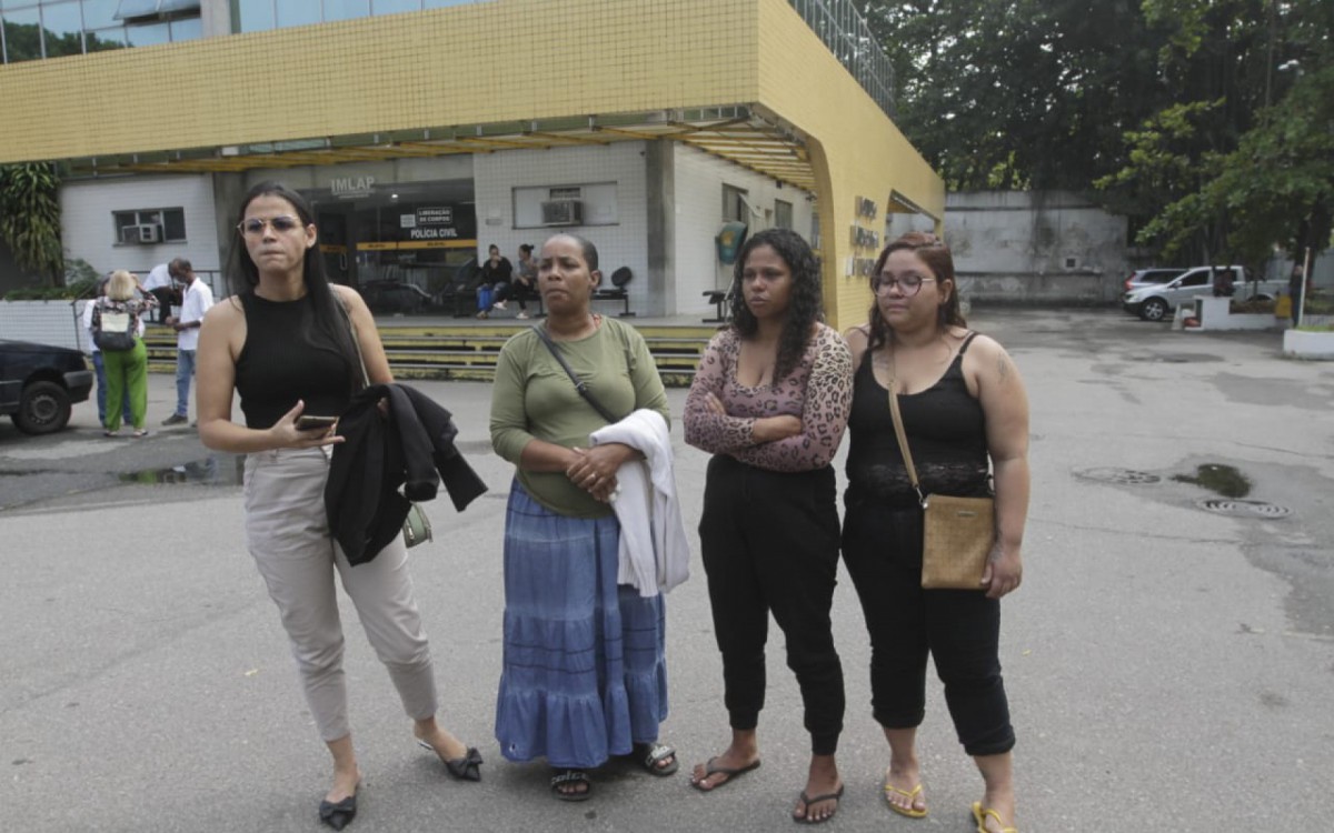 Familiares de Vanderson estiveram no IML do Centro nesta terça (13) - Marcos Porto/Agência O DIA