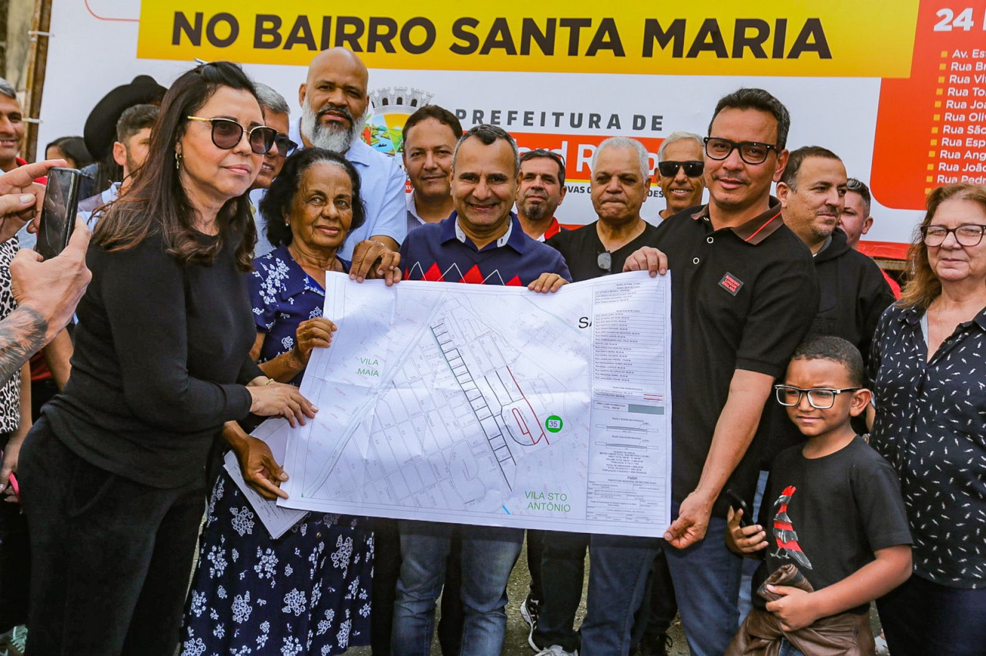 Prefeito Waguinho exibe o mapa das obras das ruas de Santa Maria que ser&atilde;o beneficiadas - Rafael Barreto / PMBR