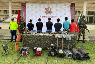 Seis brasileiros são presos pelo exército colombiano em ação contra garimpo ilegal