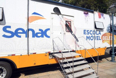 Bairro de São Pedro recebe Escola Móvel Moda e Beleza do SENAC/RJ e Feirão Emprega Terê