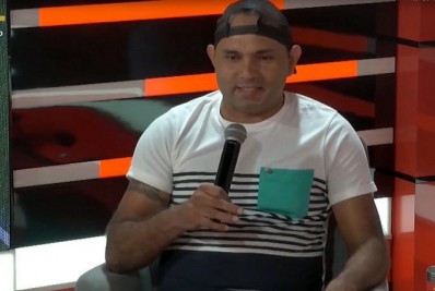 Após viralizar na internet, 'Bora, Bill' visita CT do Flamengo