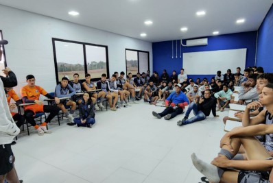 Destaque do Botafogo, Jeffinho visita CT do Resende e conversa com jogadores da base