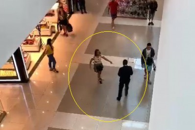 Vídeo mostra momento em que cliente faz ofensas racistas contra segurança de shopping 