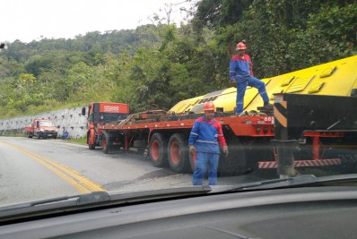 Trânsito na BR 101 congestionado na altura de Muriqui