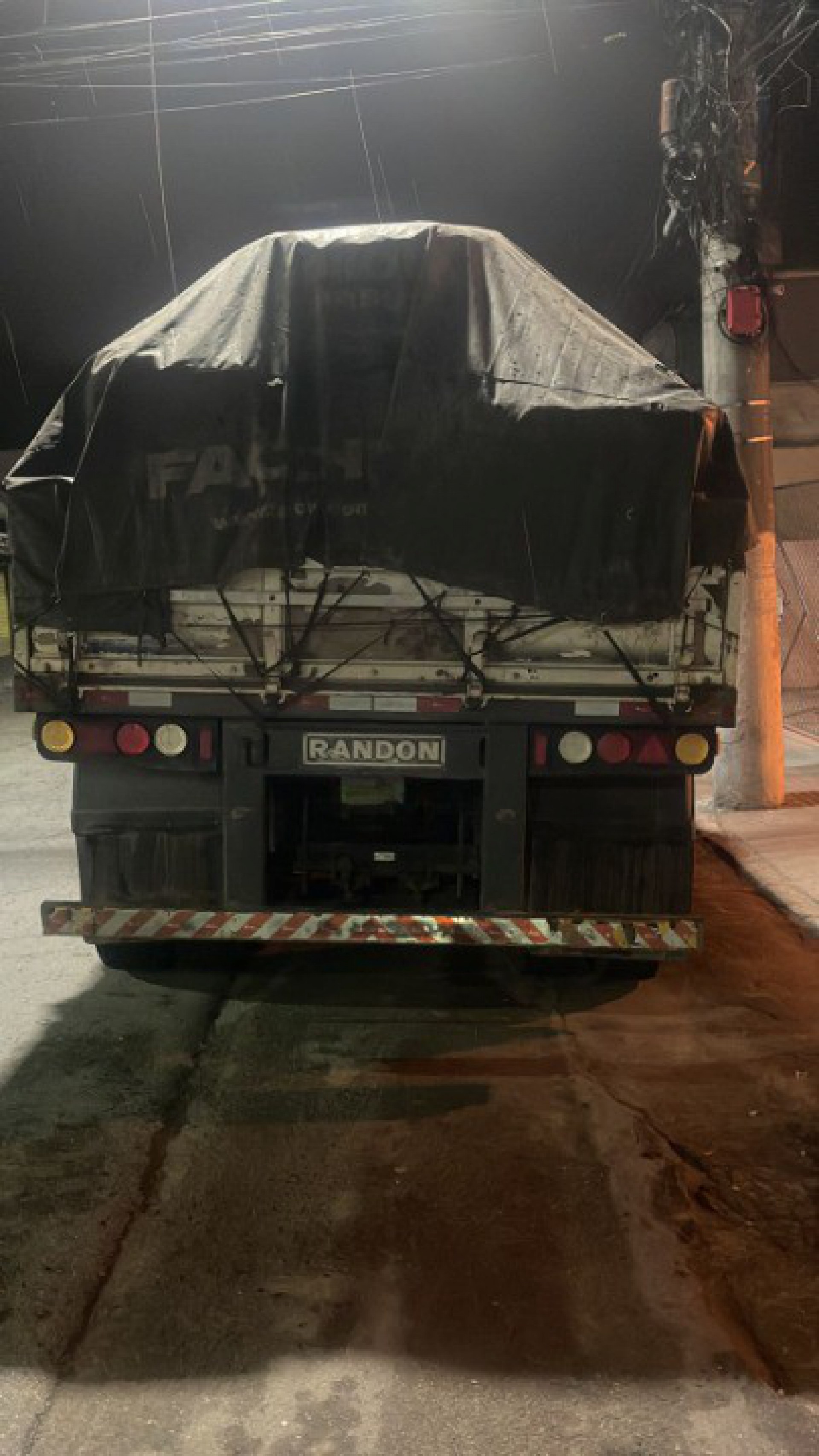 Carreta recuperada pela Pol&iacute;cia Militar, na noite desta segunda (13)