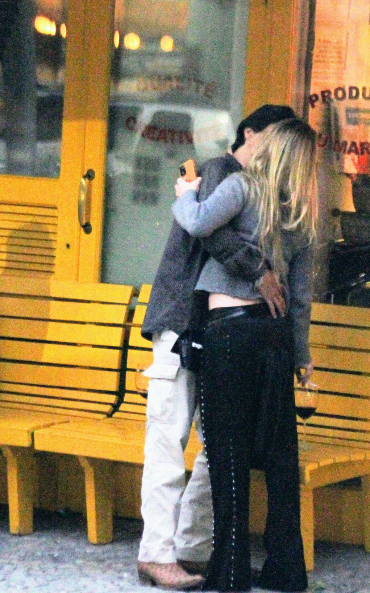 Andr&eacute; Gon&ccedil;alves e Dani Winits namoram nas ruas do Leblon, na Zona Sul do Rio, ap&oacute;s ida a restaurante