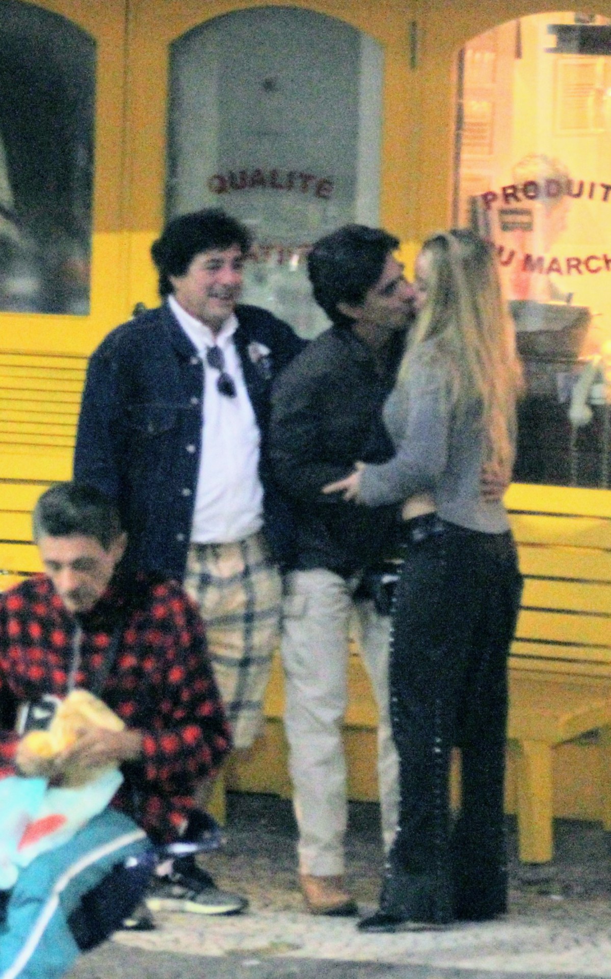 Andr&eacute; Gon&ccedil;alves e Dani Winits namoram nas ruas do Leblon, na Zona Sul do Rio, ap&oacute;s ida a restaurante