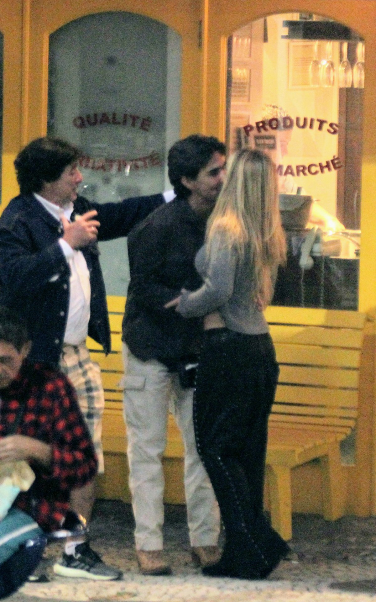 Andr&eacute; Gon&ccedil;alves e Dani Winits namoram nas ruas do Leblon, na Zona Sul do Rio, ap&oacute;s ida a restaurante