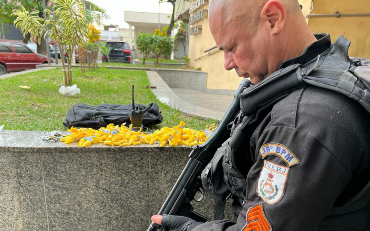 PMs prenderam dois suspeitos e apreenderam material ilícito na comunidade do São Leopoldo