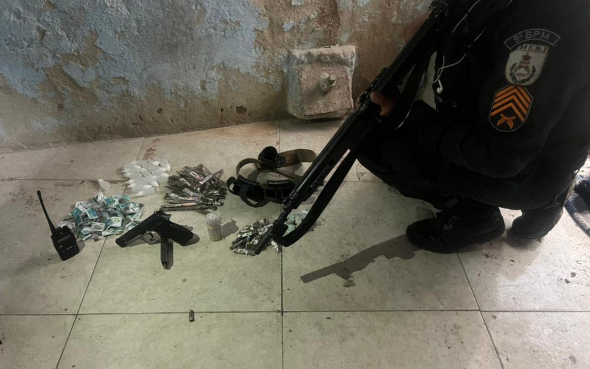 No Cajueiro, foram apreendidos pistola, granada, rádio transmissor e diversas drogas