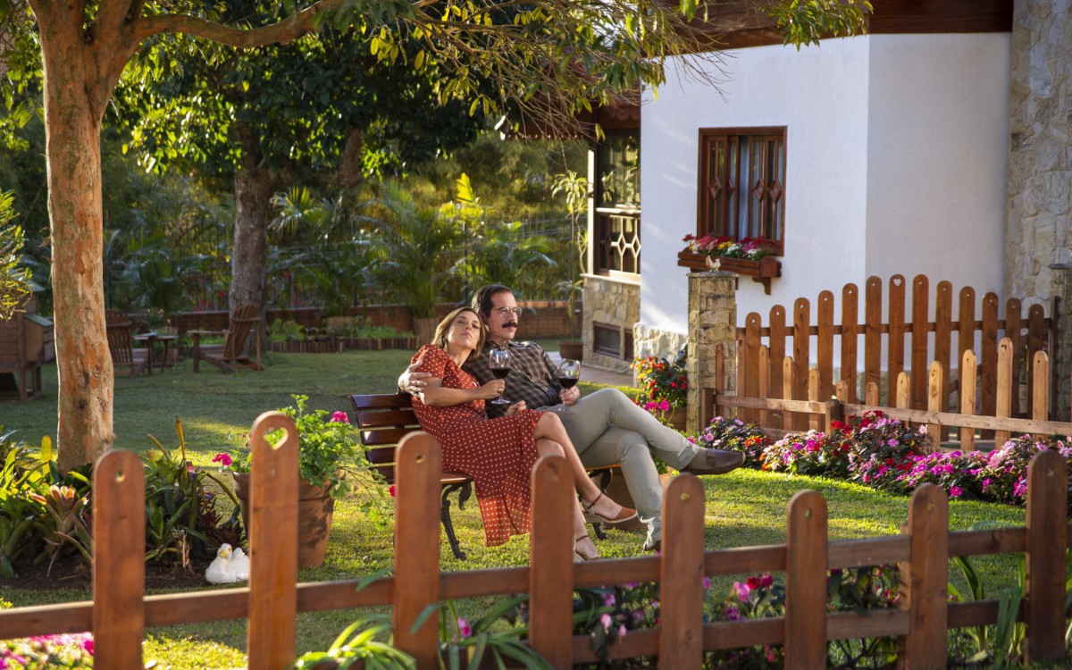 Leandro Hassum e J&uacute;lia Rabello vivem casal em busca de paz na com&eacute;dia 'Vizinhos' - Nat Odenbreit / Netflix