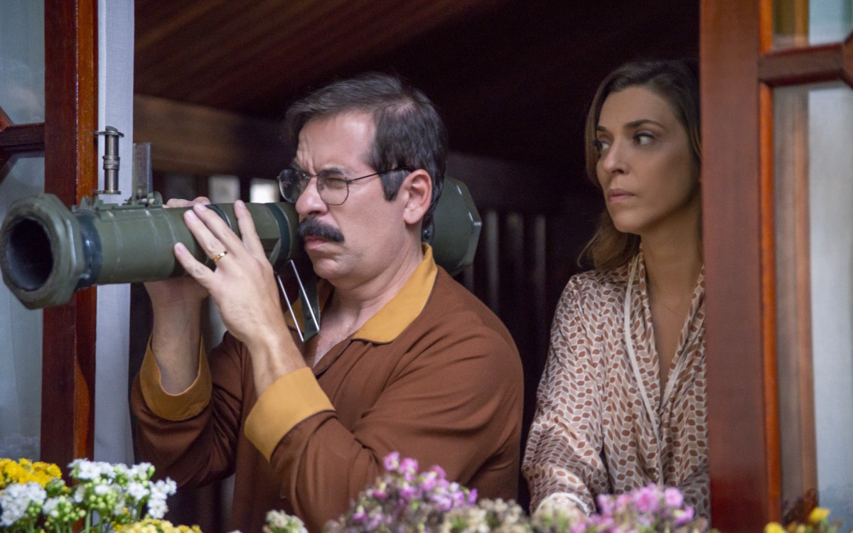 Leandro Hassum e J&uacute;lia Rabello vivem casal em busca de paz na com&eacute;dia 'Vizinhos' - Nat Odenbreit / Netflix