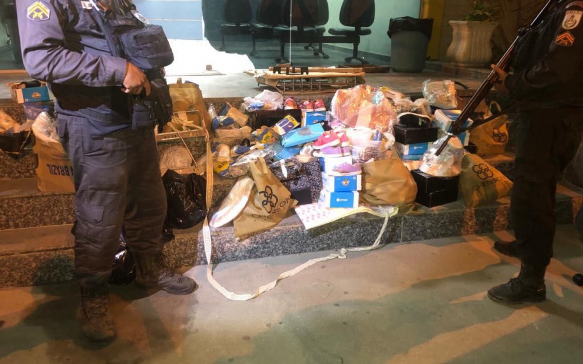 Diante dos fatos, os dois foram conduzidos à Delegacia de Polícia, juntamente ao material recuperado. Lá, os dois autores permaneceram presos e os produtos apreendidos