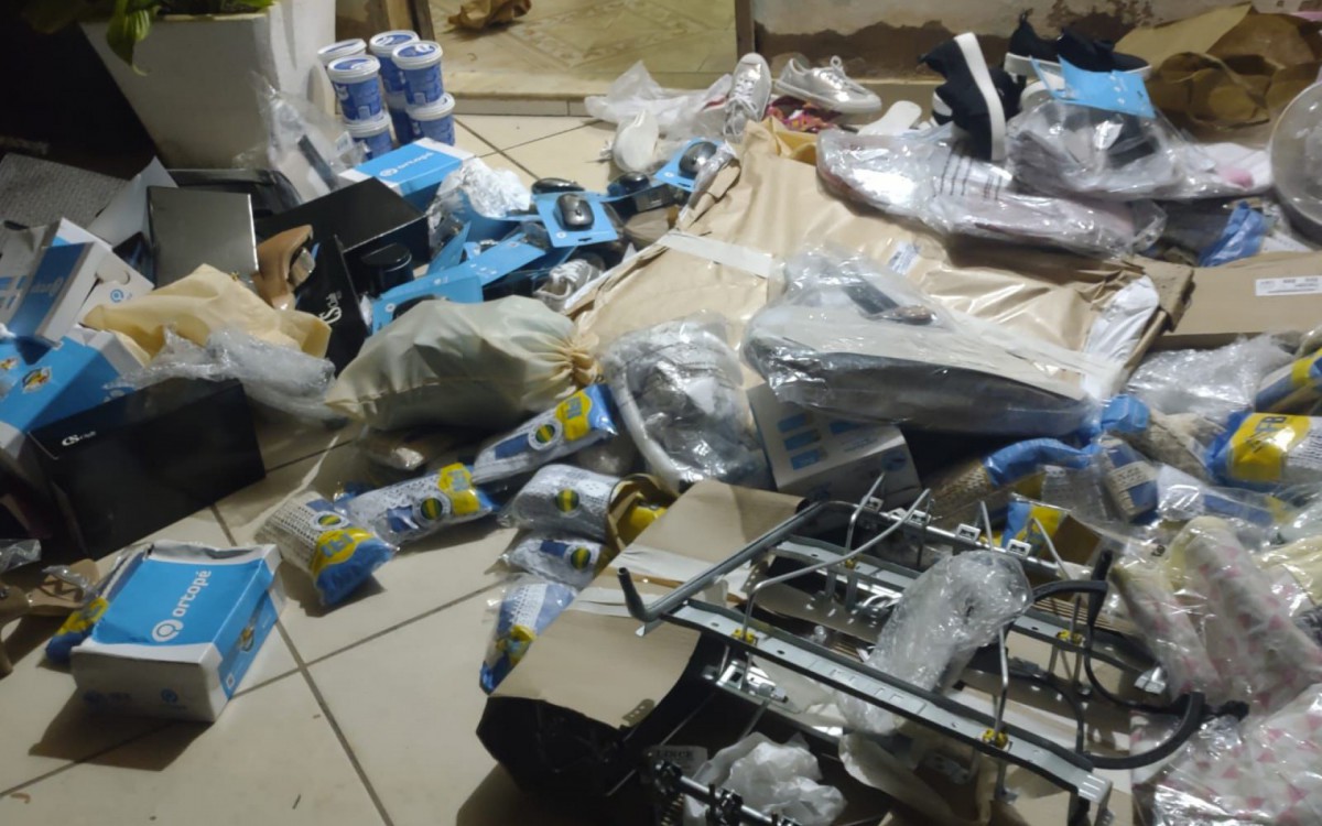 Diante dos fatos, os dois foram conduzidos à Delegacia de Polícia, juntamente ao material recuperado. Lá, os dois autores permaneceram presos e os produtos apreendidos.