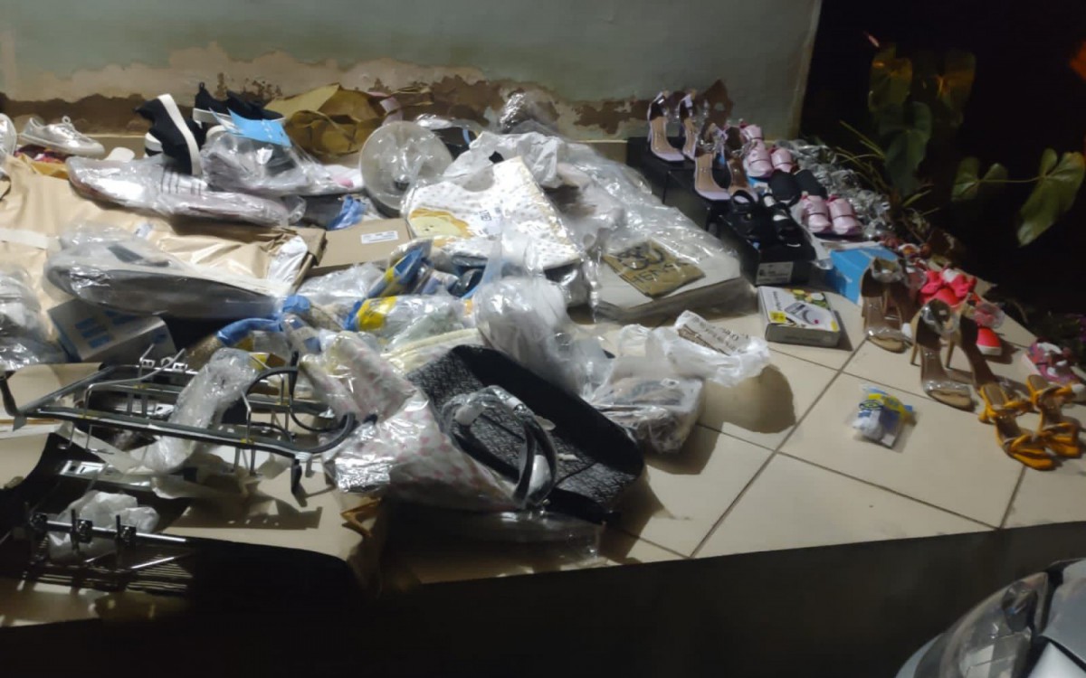 Diante dos fatos, os dois foram conduzidos à Delegacia de PolÃcia, juntamente ao material recuperado. Lá, os dois autores permaneceram presos e os produtos apreendidos.