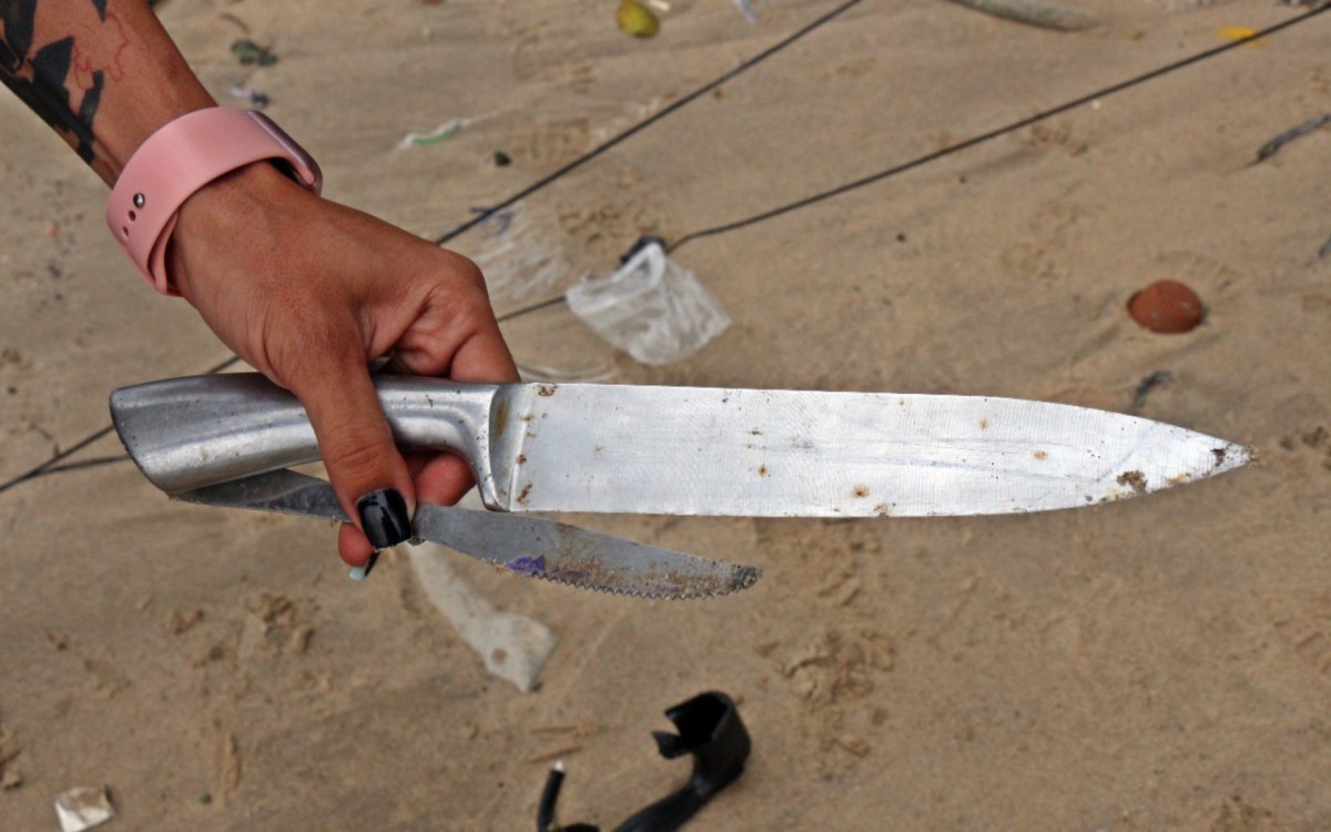 Facas apreendidas na praia do Parque Marcello de Ipanema