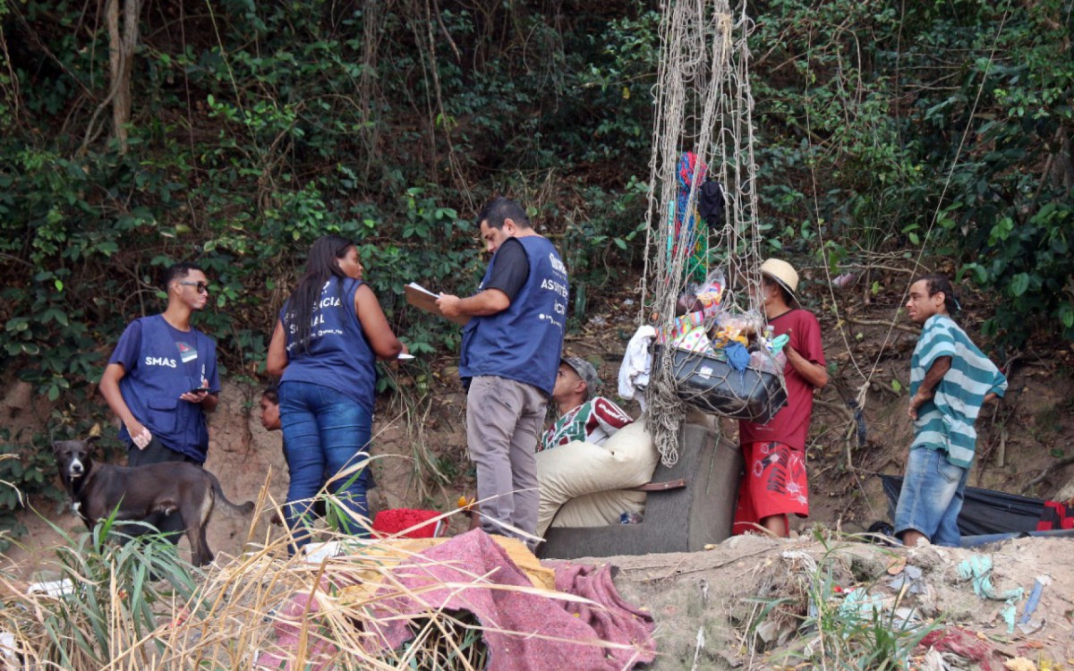 Agentes ofereceram acolhimento aos moradores em situa&ccedil;&atilde;o de rua na praia do Parque Marcello de Ipanema