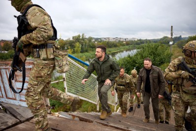 Em visita à região reconquistada, Zelensky promete 'vitória' na guerra contra Rússia