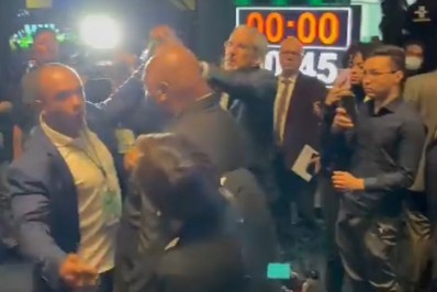 Deputado bolsonarista intimida Vera Magalhães e tem celular tomado e jogado longe