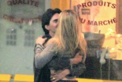 André Gonçalves é visto na rua pela primeira vez após meses de prisão domiciliar