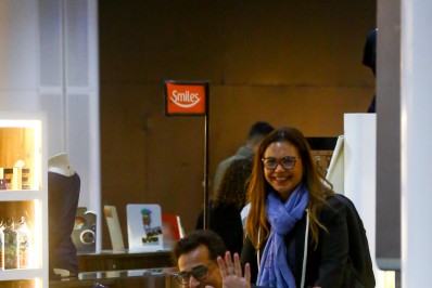 Em cadeira de rodas, Luciano Szafir embarca em aeroporto do Rio