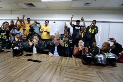 Prefeitura assina decreto para regularizar profissão de mototaxista