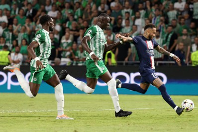 Neymar recebe amarelo por comemoração de gol e fica na bronca com a arbitragem