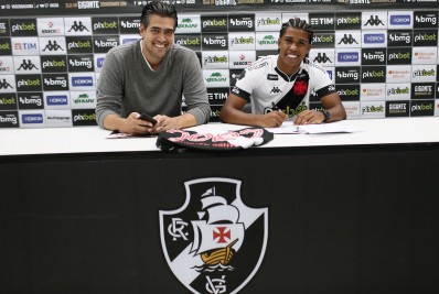 Andrey Santos assina novo contrato com o Vasco