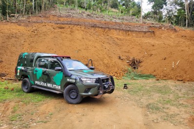 Linha Verde: denúncia leva policiais a uma área de preservação de 6 mil metros quadrados degrada, em Paraty