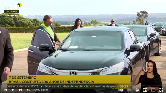 Print da transmissão da TV Brasil no momento em que Bolsonaro conversa com uma pessoa que está dentro do carro  - Reprodução
