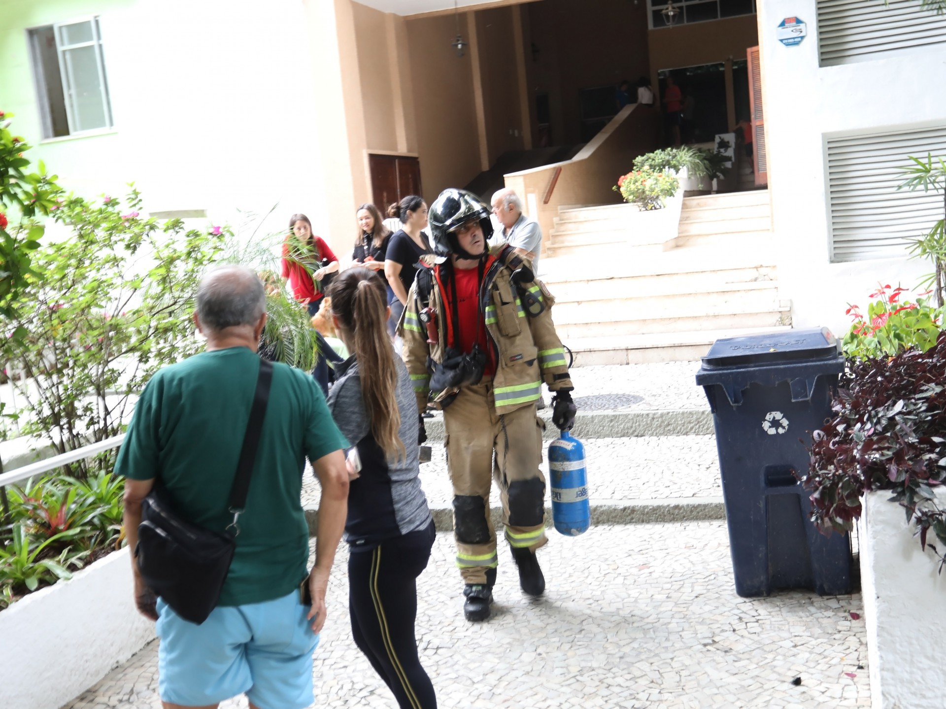 Apartamento pega fogo na Tijuca. Bombeiros conseguiram controlar o incêndio e não houve feridos - Pedro Ivo/ Agência O Dia