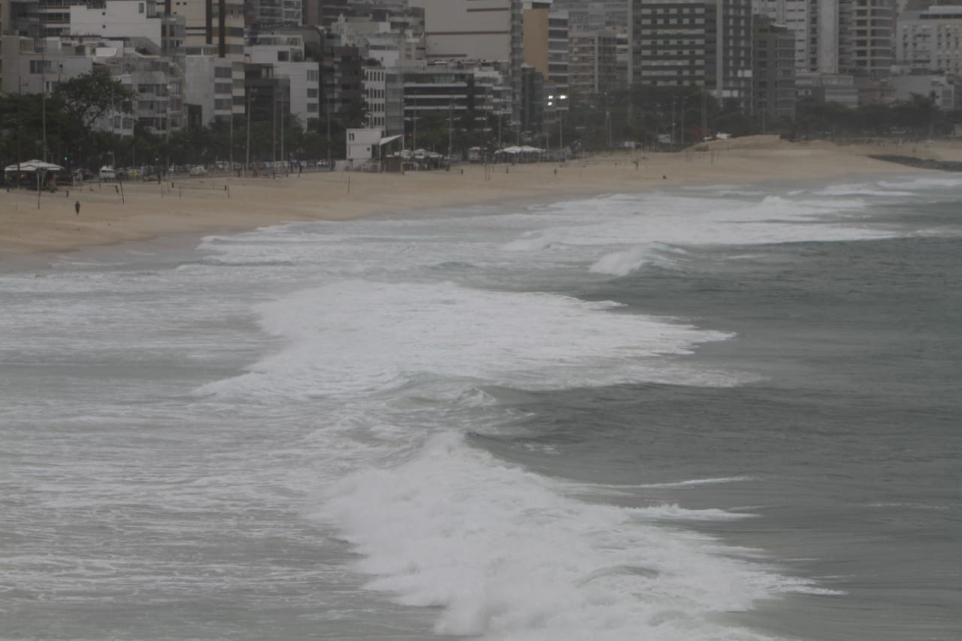 Mar cinza e agitado da Praia do Leblon - Marcos Porto / Ag&ecirc;ncia O Dia