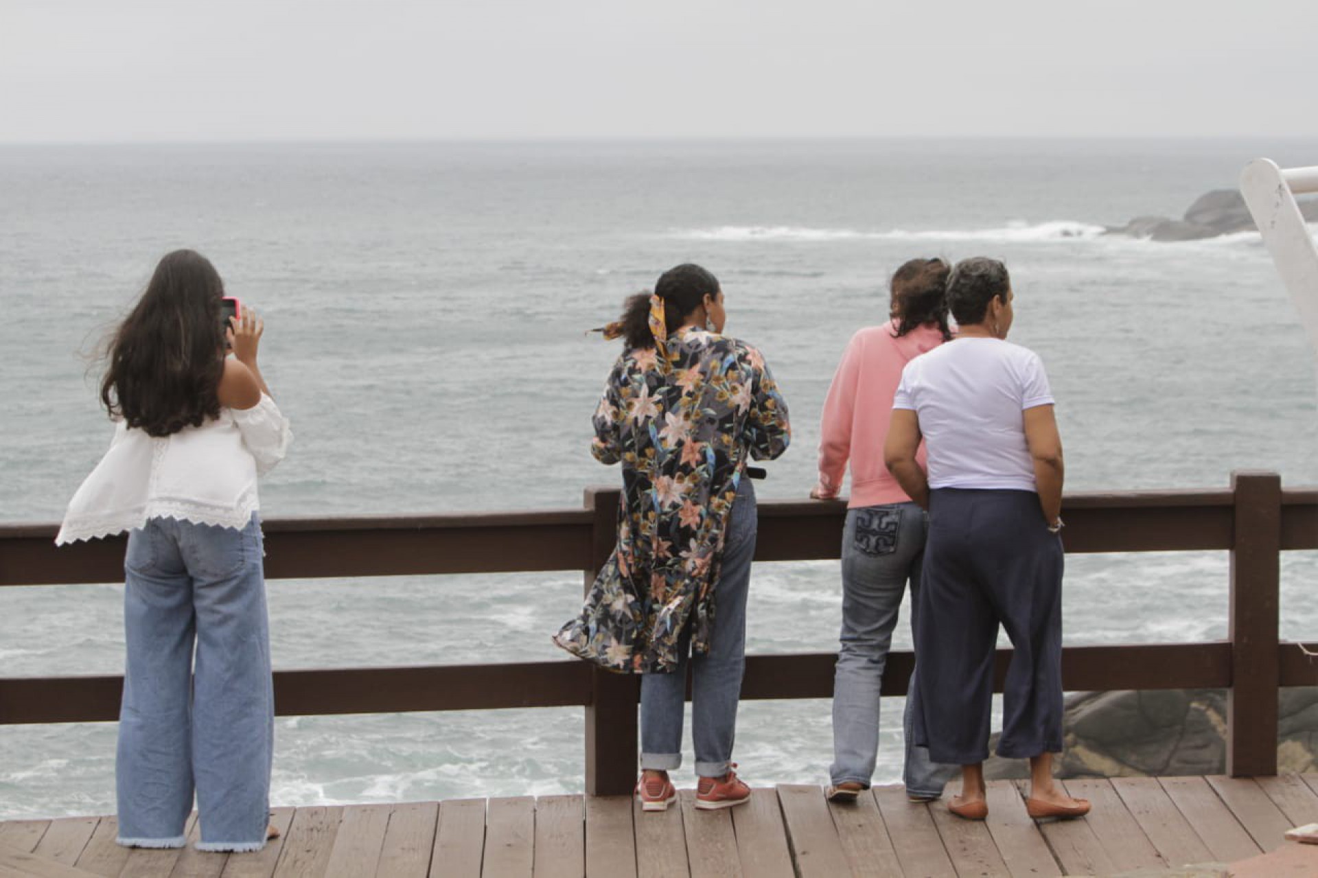 Cariocas aproveitam a vista para apreciar e bater fotos - Marcos Porto / Agência O Dia