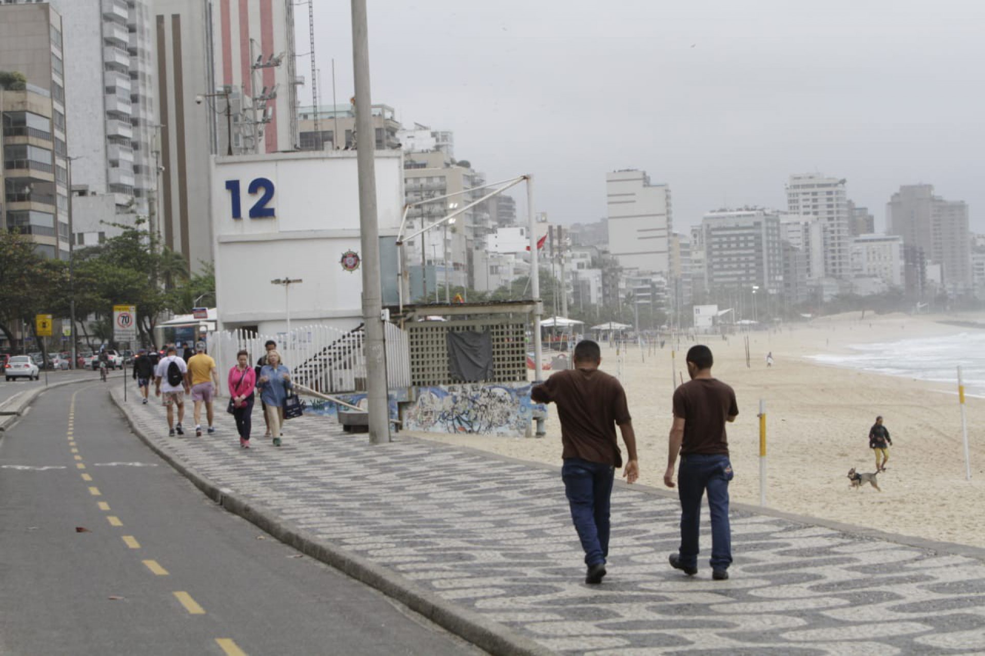 Apesar do tempo nublado, cariocas aproveitaram o dia para fazer atividades ao ar livre na Praia do Leblon - Marcos Porto / Ag&ecirc;ncia O Dia