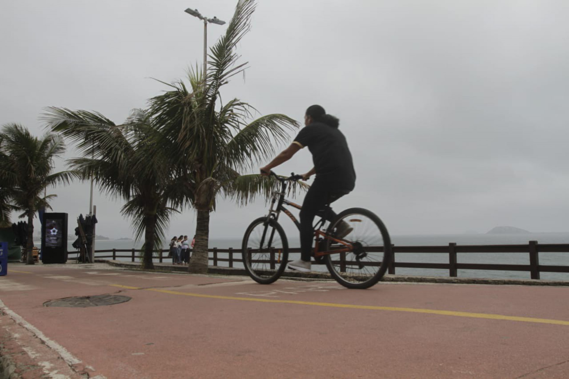 Apesar do tempo nublado, cariocas aproveitaram o dia para fazer atividades ao ar livre na Praia do Leblon - Marcos Porto / Ag&ecirc;ncia O Dia
