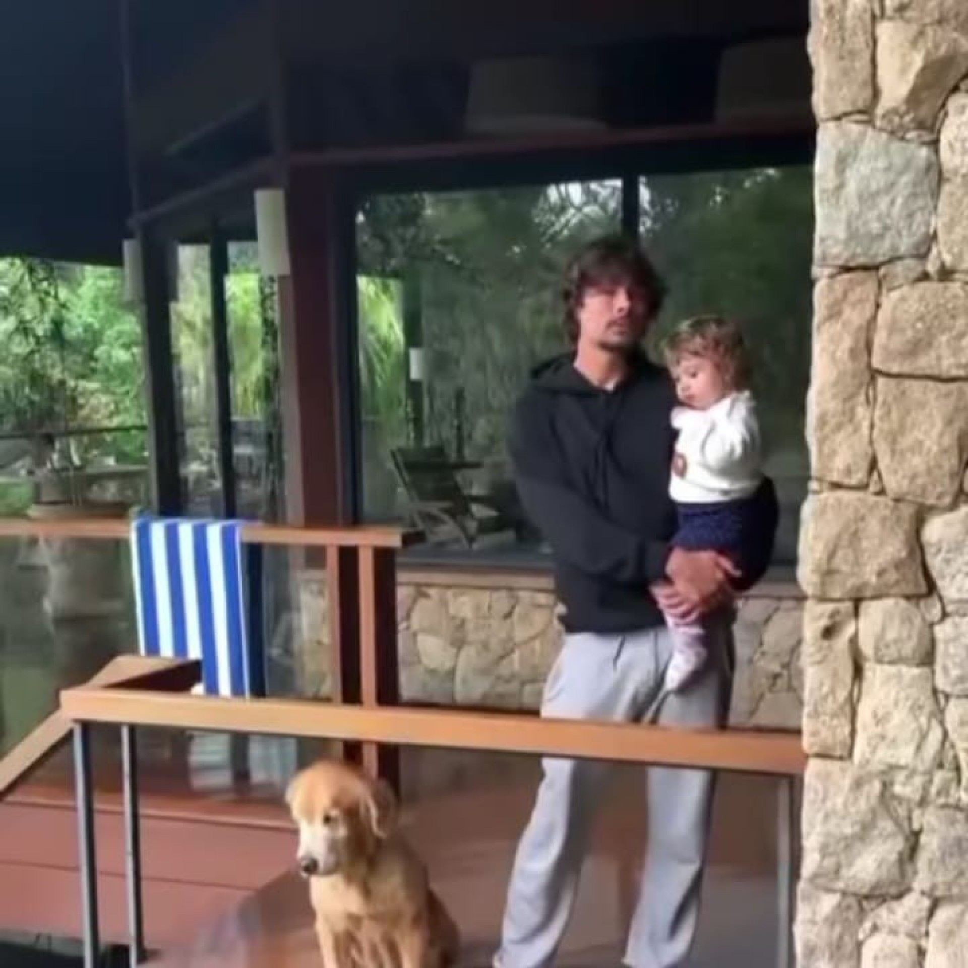 Rafael Vitti com Simba, animal de estimação da família  - Reprodução/Instagram