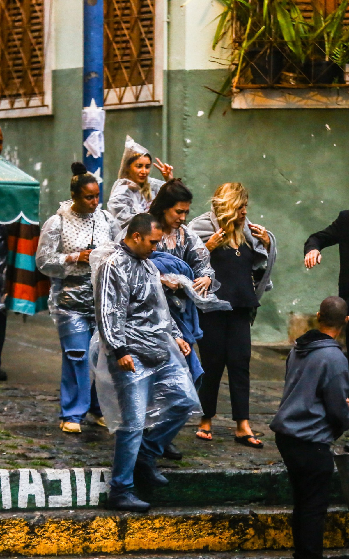 Regina Cas&eacute; participa de grava&ccedil;&atilde;o da novela 'Todas as Flores', do Globoplay, no Centro do Rio
