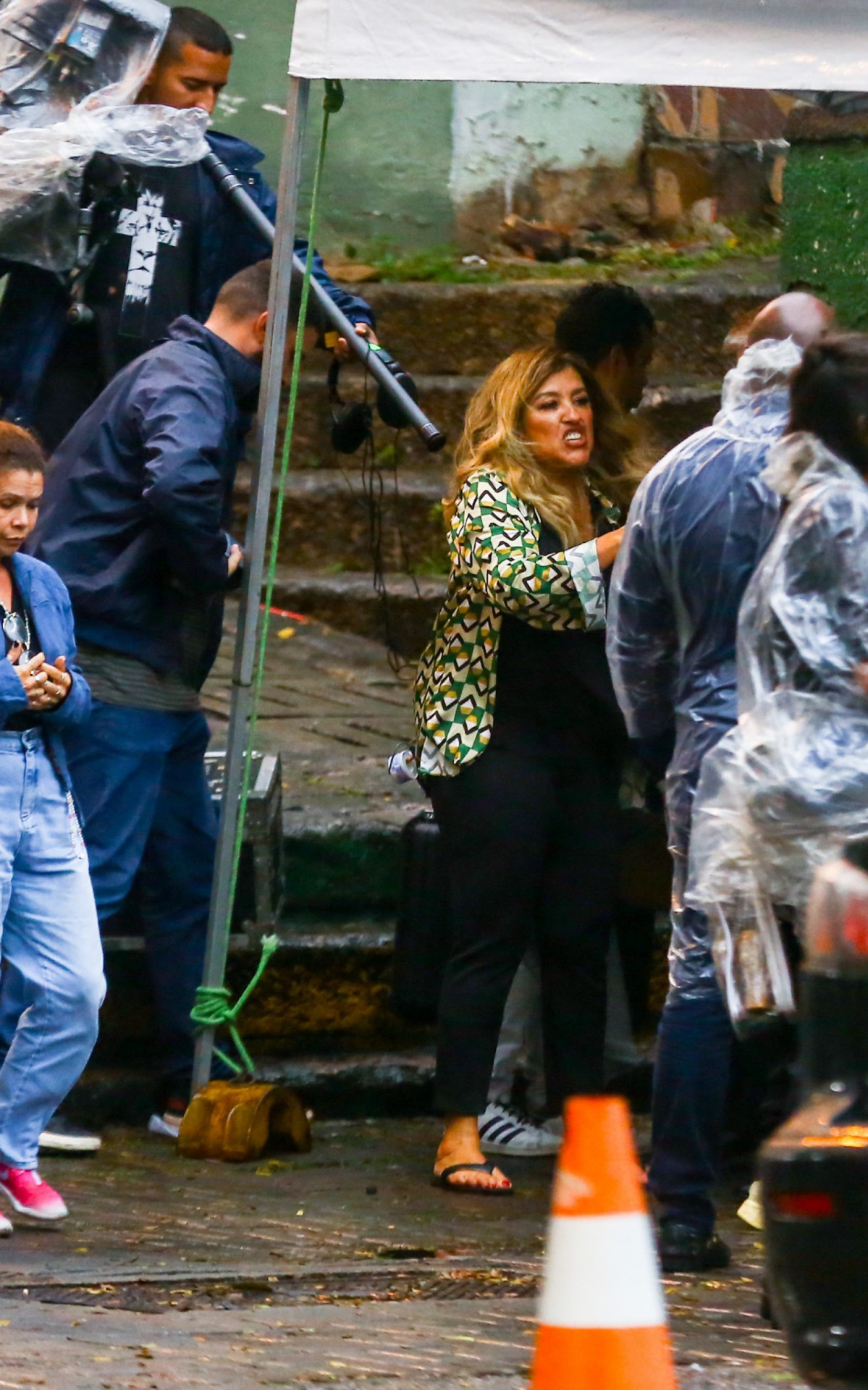 Regina Cas&eacute; participa de grava&ccedil;&atilde;o da novela 'Todas as Flores', do Globoplay, no Centro do Rio