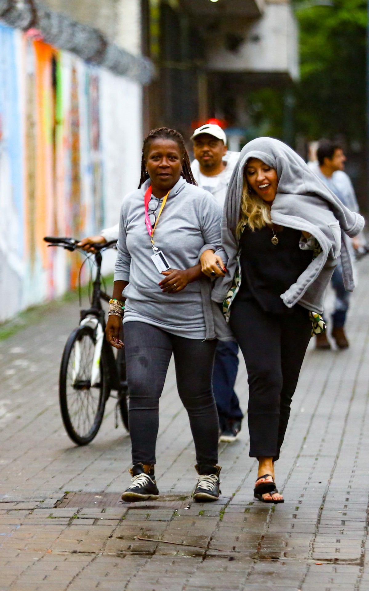 Regina Cas&eacute; participa de grava&ccedil;&atilde;o da novela 'Todas as Flores', do Globoplay, no Centro do Rio