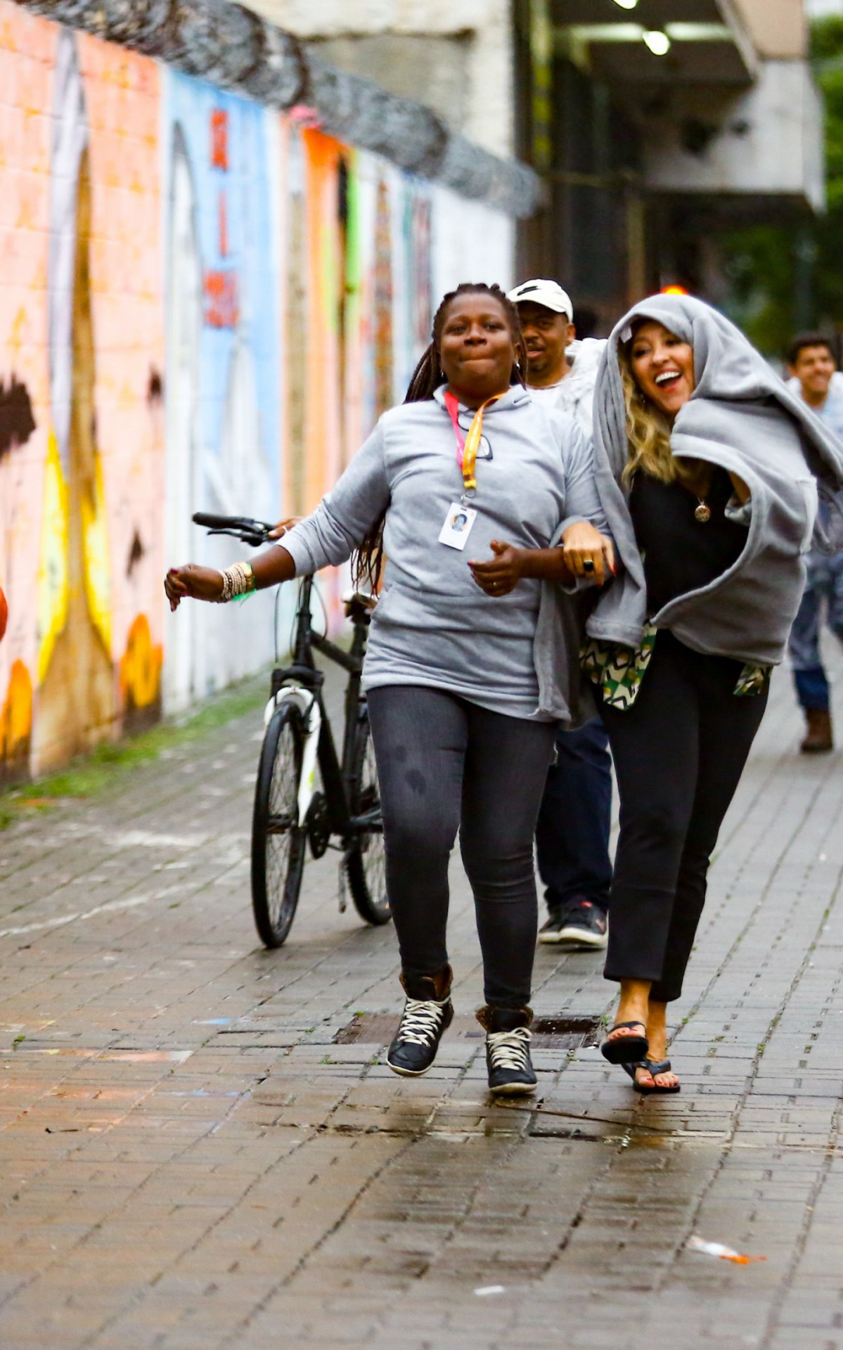 Regina Cas&eacute; participa de grava&ccedil;&atilde;o da novela 'Todas as Flores', do Globoplay, no Centro do Rio
