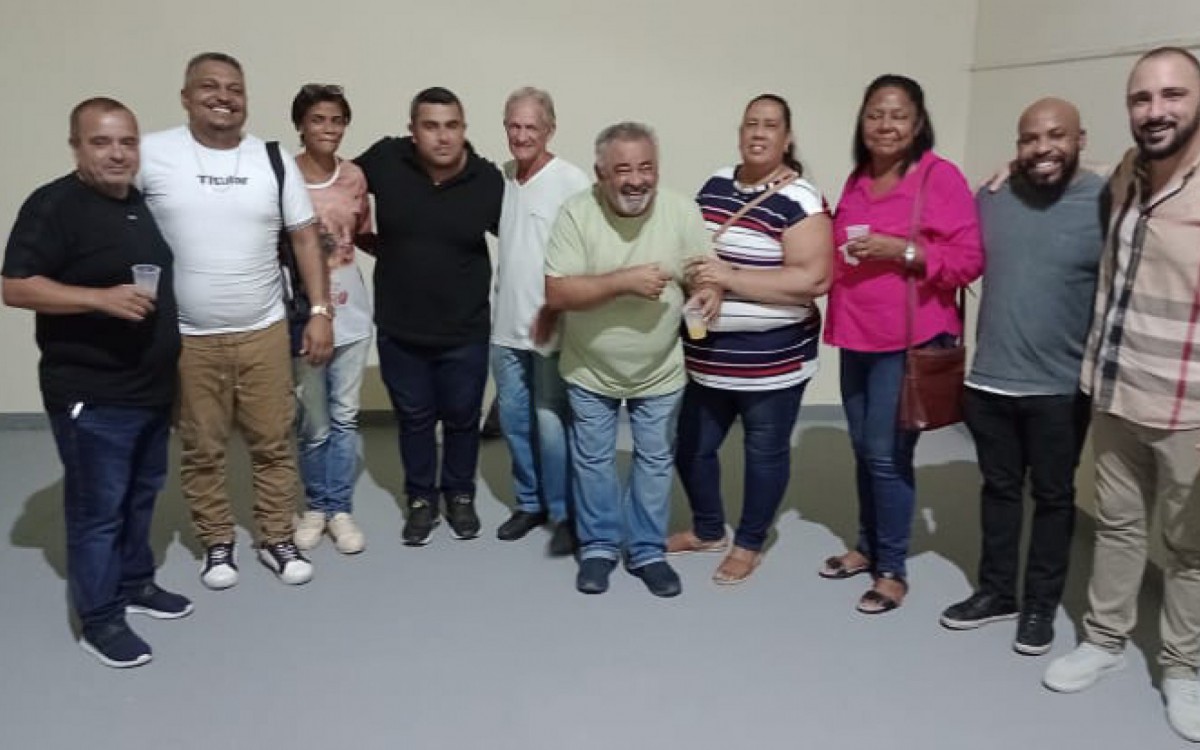 Presidente Reginaldo Gomes (E), vice-presidente Leandro Santoro (D), presidente de Honra Rodrigo Gomes (de camisa preta, entre dois chefes de atelier)