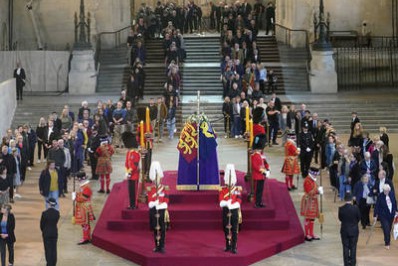 Britânicos formam fila de cinco quilômetros para dar adeus à rainha Elizabeth II, em Londres