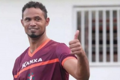 Goleiro Bruno foge com dinheiro arrecadado para pensão do filho