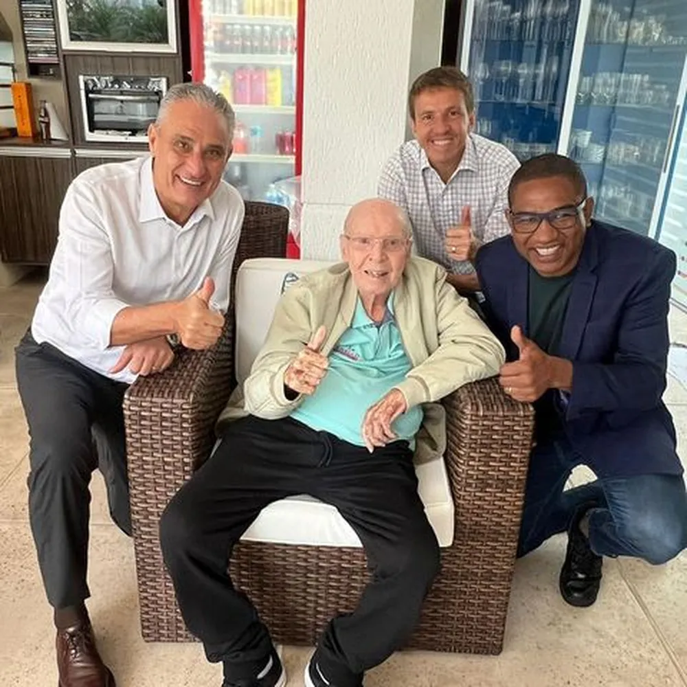 Tite visita Zagallo antes de viajar para amistosos da Seleção