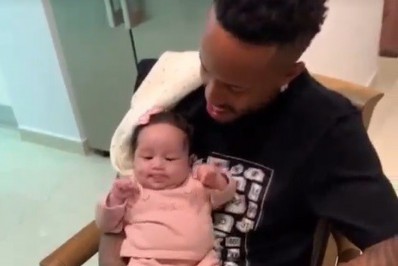 Eder Militão posa pela primeira vez com a filha, Cecília