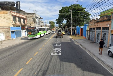 Colisão entre ônibus e caminhão deixa mulher ferida em Rocha Miranda