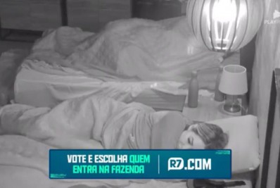 A Fazenda: André Santos e Suzi balançam o edredom no Paiol