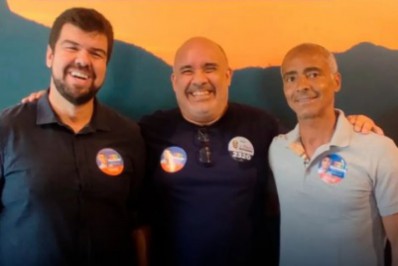 Romário participa de caminhada em Macaé