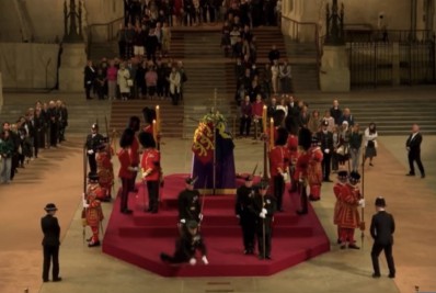 Vídeo: Guarda real desmaia durante funeral da Rainha Elizabeth